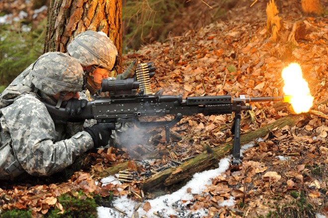 M240 l&agrave; s&uacute;ng m&aacute;y bắn li&ecirc;n thanh, sử dụng băng đạn d&acirc;y.