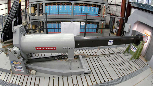 S&uacute;ng điện từ railgun l&agrave; vũ kh&iacute; qu&acirc;n sự sử dụng lực điện từ để đẩy đầu đạn ra khỏi n&ograve;ng s&uacute;ng