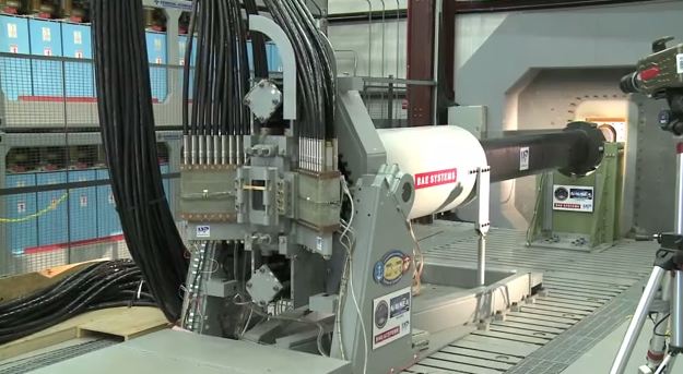 Ưu điểm của s&uacute;ng điện từ railgun l&agrave; chi ph&iacute; lắp đặt v&agrave; vận h&agrave;nh &iacute;t tốn k&eacute;m hơn