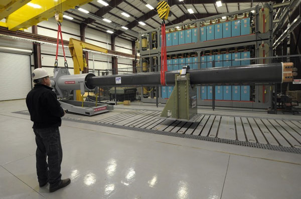 s&uacute;ng điện từ railgun l&agrave; một m&ocirc; tơ điện với l&otilde;i th&eacute;p đặt giữa những gi&aacute; xoay c&oacute; t&aacute;c dụng dẫn điện