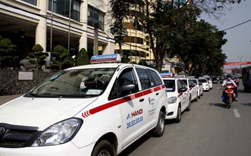 Tin tức mới cập nhật ng&agrave;y 31/1/2015 cho biết đ&atilde; c&oacute; h&agrave;ng trăm h&atilde;ng taxi đồng loạt giảm gi&aacute; cước tr&ecirc;n cả nước