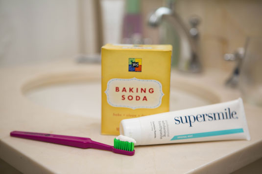 Tẩy trắng răng với baking soda v&agrave; kem đ&aacute;nh răng cực hiệu quả