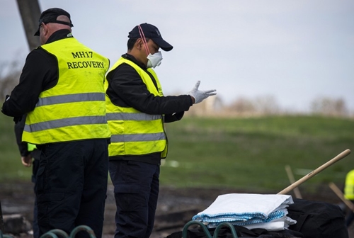 C&aacute;c nh&acirc;n vi&ecirc;n ph&aacute;p y l&agrave;m việc tại hiện trường thảm kịch MH17 ở miền đ&ocirc;ng Ukraine