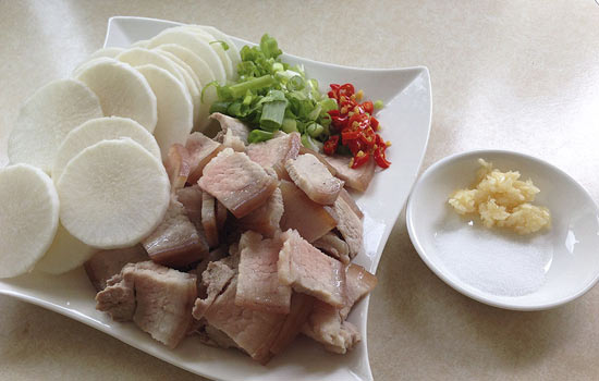 Thịt kho củ cải thơm ngon với những nguy&ecirc;n liệu đơn giản