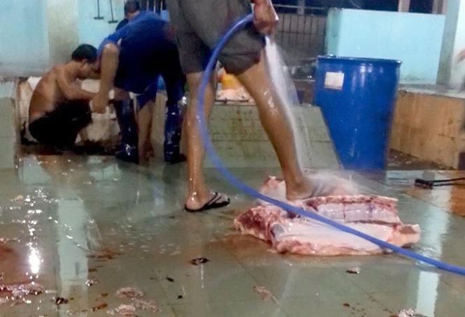 Thịt lợn bẩn c&ugrave;ng với quy tr&igrave;nh giết mổ cực k&igrave; mất vệ sinh tại tỉnh Đồng Nai