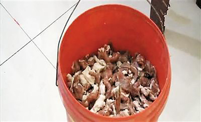 Số thịt lợn ph&aacute;t s&aacute;ng trong đ&ecirc;m tối của &ocirc;ng Jian