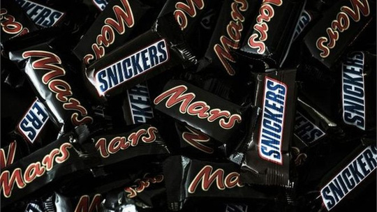 H&atilde;ng b&aacute;nh kẹo Mars thu hồi socola tr&ecirc;n 55 quốc gia do ph&aacute;t hiện miếng nhựa trong thanh Snickers