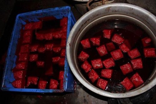 Thực phẩm bẩn, tiết canh vịt chế biến từ nội tạng b&ograve;, d&ecirc; h&ocirc;i thối 