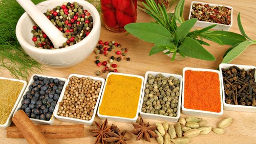 C&aacute;c loại thảo mộc, gia vị tự nhi&ecirc;n cũng c&oacute; t&aacute;c dụng ph&ograve;ng chống bệnh ung thư xương