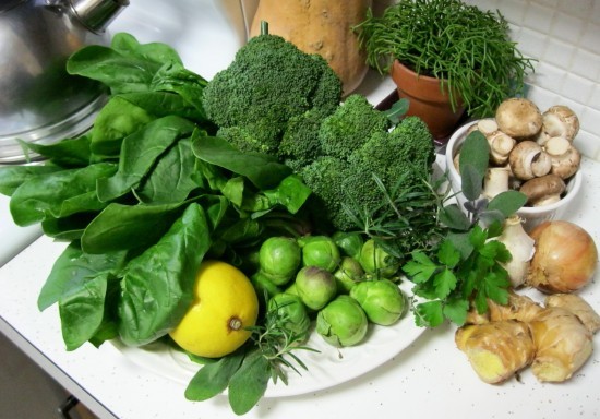 Vitamin K c&oacute; nhiều trong rau xanh c&oacute; thể l&agrave;m mất t&aacute;c dụng khi uống thuốc l&agrave;m lo&atilde;ng m&aacute;u