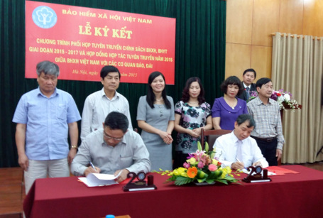 Tin tức mới cập nhật 24h ng&agrave;y 15/4/2015 đưa tin tăng cường truyền th&ocirc;ng về BHXH, BHYT tr&ecirc;n diện rộng