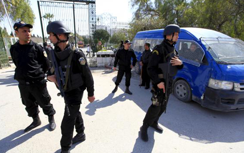 Cảnh s&aacute;t Tunisia canh g&aacute;c b&ecirc;n ngo&agrave;i bảo t&agrave;ng Bardo ở Tunis