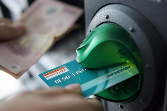 Kh&ocirc;ng để m&aacute;y ATM hết tiền dịp nghỉ lễ
