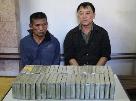 Bắt giữ 2 đối tượng vận chuyển tr&aacute;i ph&eacute;p 31 b&aacute;nh heroin