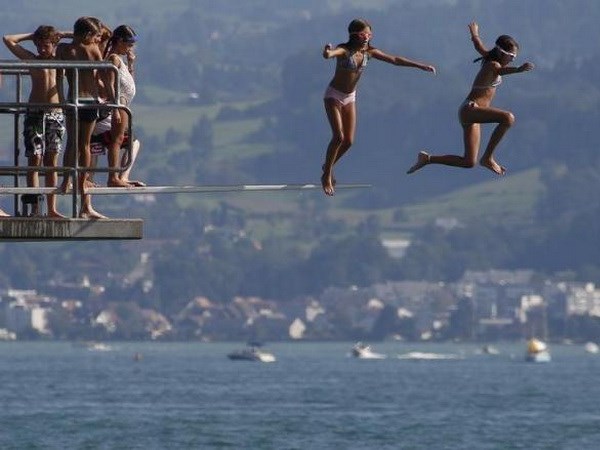 Thanh thiếu ni&ecirc;n nhảy xuống hồ Zurich v&agrave;o một ng&agrave;y H&egrave; nắng n&oacute;ng