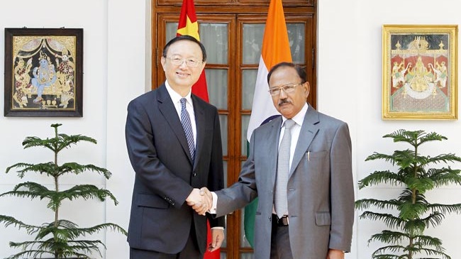 Cố vấn an ninh quốc gia Ấn Độ Ajit Doval (phải) đ&oacute;n tiếp Ủy vi&ecirc;n Quốc vụ Trung Quốc Dương Khiết Tr&igrave;