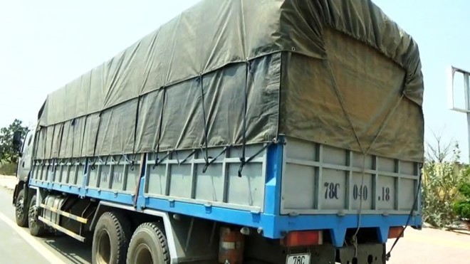 Xe chở qu&aacute; tải 101,4% chạy v&agrave;o nội thị Phan Thiết trốn trạm c&acirc;n bị bắt v&agrave;o 12h ng&agrave;y 19/3/2015
