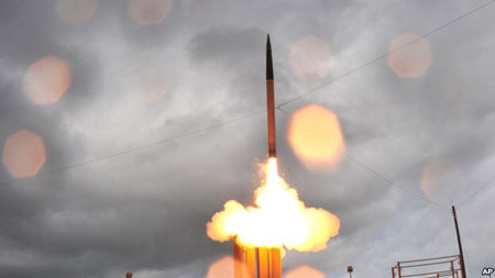 T&ecirc;n lửa THAAD được ph&oacute;ng đi từ một bệ ph&oacute;ng di động tại Căn cứ t&ecirc;n lửa Th&aacute;i B&igrave;nh Dương tr&ecirc;n đảo Kauai, Hawaii
