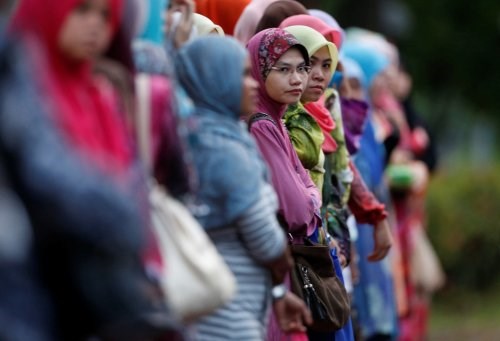 Phụ nữ Malaysia tr&ecirc;n một con đường ở Kuala Lumpur