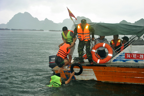 Nh&acirc;n vi&ecirc;n Vietnam MRCC cứu hộ ngư d&acirc;n khi t&agrave;u Trung Quốc quần thảo gần đ&oacute;