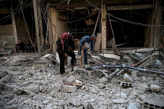 Tin tức về t&igrave;nh h&igrave;nh chiến sự Syria mới nhất ng&agrave;y 15/12/2015 cho biết H&agrave;ng chục d&acirc;n thường thiệt mạng bởi kh&ocirc;ng k&iacute;ch ở Syria 