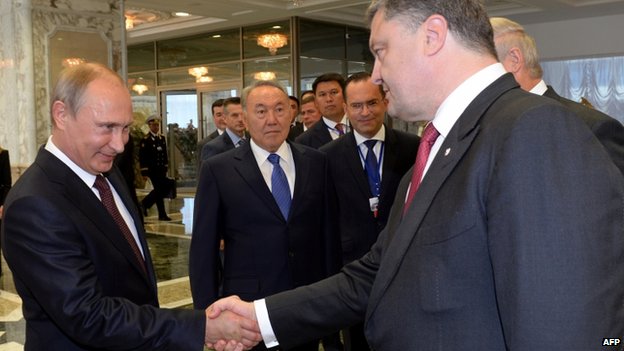 T&igrave;nh h&igrave;nh Ukraine mới nhất: Tổng thống Nga v&agrave; Tổng thống Ukraine bắt tay trước thỏa thuận ở Minsk