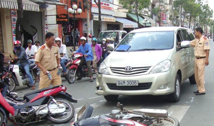 Tin tức mới cập nhật 24h đưa tin vụ va chạm với xe qu&acirc;n sự l&agrave;m gia đ&igrave;nh 4 người tử vong