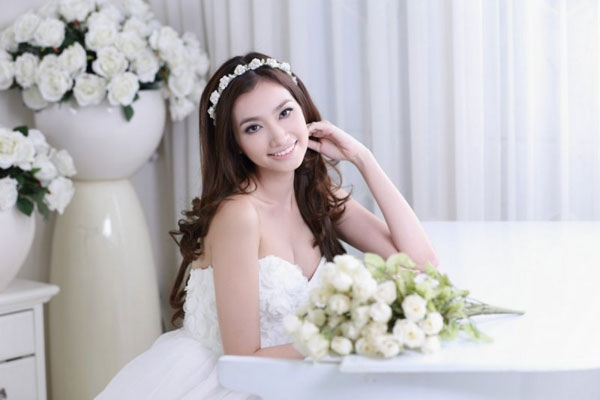 Kiểu t&oacute;c c&ocirc; d&acirc;u xoăn s&oacute;ng nước ph&ugrave; hợp cho những n&agrave;ng c&oacute; khu&ocirc;n mặt nhỏ