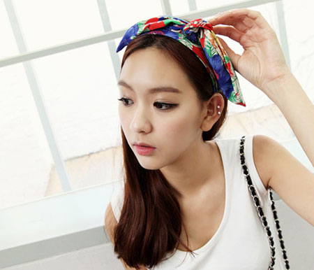 Kiểu t&oacute;c đẹp với khăn turban thắt nơ gi&uacute;p c&aacute;c bạn g&aacute;i th&ecirc;m xinh xắn, dễ thương