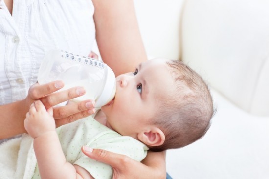 C&aacute;c mẹ thường c&oacute; th&oacute;i quen cho trẻ uống nhiều loại sữa c&ugrave;ng l&uacute;c
