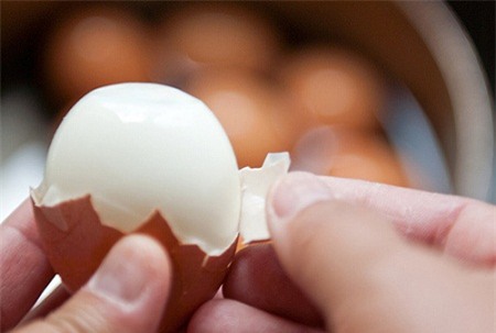 Ăn trứng g&agrave; luộc qu&aacute; l&acirc;u c&oacute; thể g&acirc;y kh&oacute; ti&ecirc;u, trướng bụng
