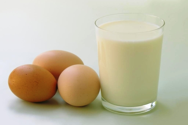 Ăn trứng g&agrave; c&ugrave;ng với uống sữa đậu n&agrave;nh c&oacute; thể l&agrave;m giảm qu&aacute; tr&igrave;nh hấp thụ protein