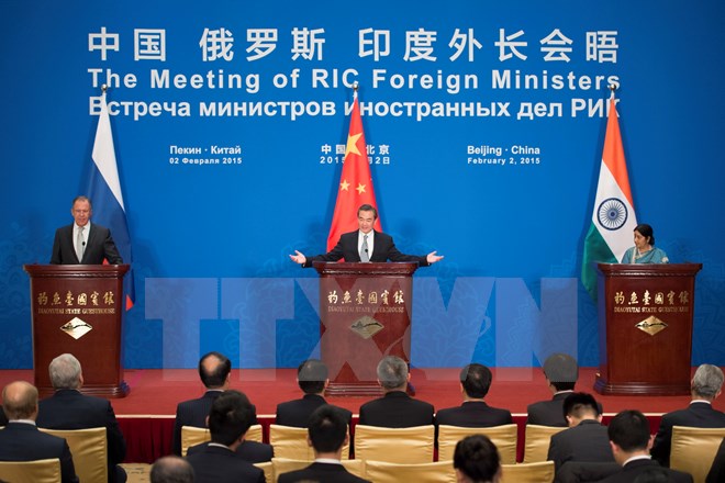 Ngoại trưởng Trung Quốc Vương Nghị (giữa), Ngoại trưởng Nga Sergei Lavrov (tr&aacute;i) v&agrave; Ngoại trưởng Ấn Độ Sushma Swaraj trong cuộc họp b&aacute;o chung sau hội nghị