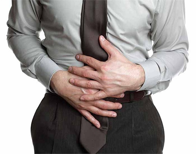 Hay n&ocirc;n mửa hay đau bụng cũng l&agrave; triệu chứng của bệnh ung thư đại trực tr&agrave;ng