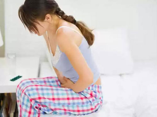 C&aacute;c dấu hiệu nhận biết ung thư gan như nước tiểu sẫm m&agrave;u, dịch ổ bụng, đau bụng