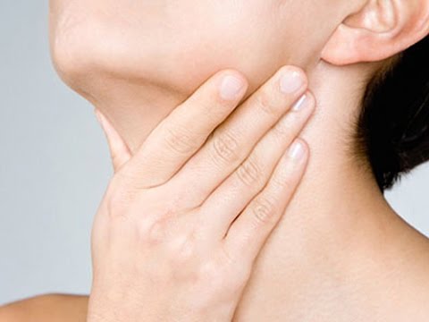 Dấu hiệu nhận biết ung thư tuyến gi&aacute;p sớm như cổ sưng phồng, cảm gi&aacute;c kh&oacute; nuốt