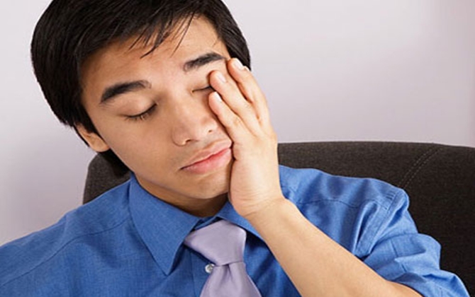 C&aacute;c dấu hiệu kh&aacute;c của ung thư xương như to&aacute;t mồ h&ocirc;i, giảm c&acirc;n bất thường