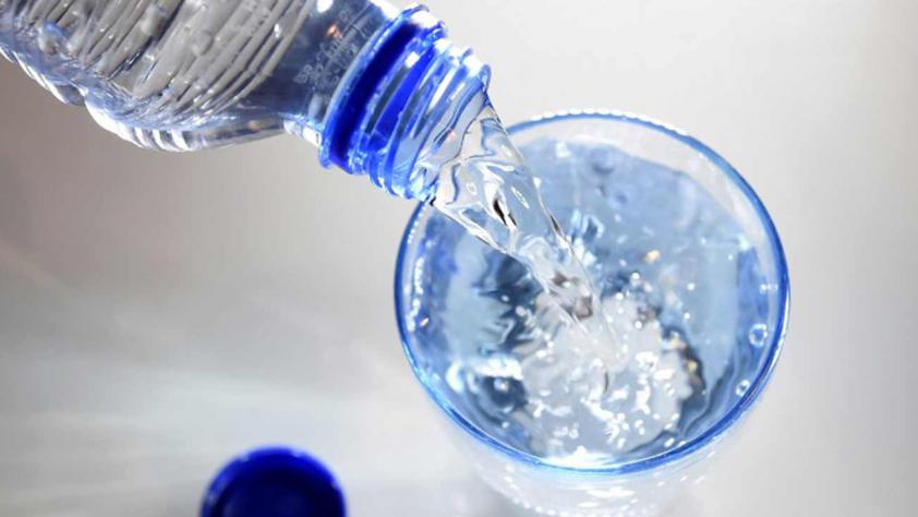 Uống nhiều nước g&acirc;y &aacute;p lực l&ecirc;n thận, sưng ph&ugrave; n&atilde;o, thậm ch&iacute; l&agrave; tử vong