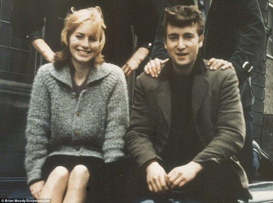 Cynthia Lennon và John Lennon thời còn trẻ Cynthia Lennon và John Lennon thời còn trẻ