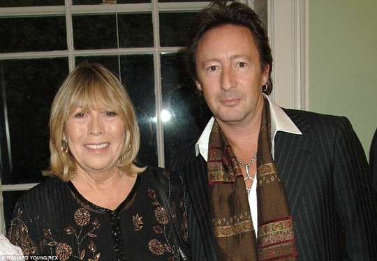 Bà Cynthia Lennon và người con trai chung với John Lennon Bà Cynthia Lennon và người con trai chung với John Lennon