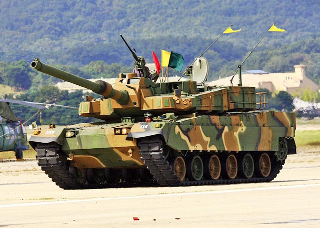 Xe tăng chiến đấu K2 Black Panther c&oacute; trọng lượng 55 tấn, trang bị ph&aacute;o n&ograve;ng trơn 120 mm