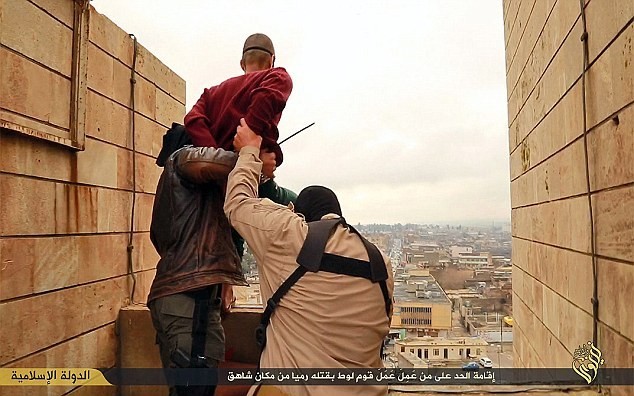 Phiến qu&acirc;n đẩy một người đ&agrave;n &ocirc;ng từ t&ograve;a nh&agrave; cao tầng xuống đất tại Syria v&igrave; nghi anh l&agrave; người đồng t&iacute;nh