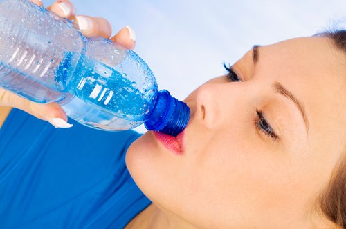 Đau dạ d&agrave;y v&igrave; uống qu&aacute; nhiều nước ngay sau khi ăn