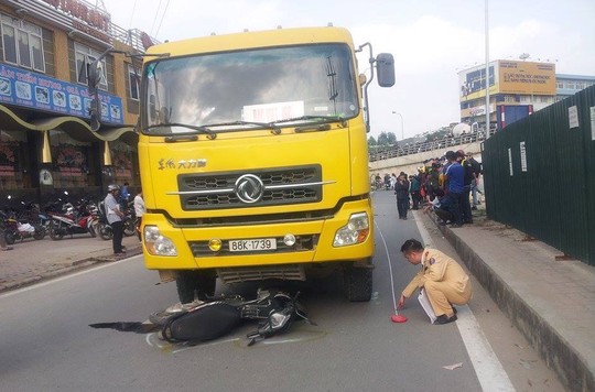 Lực lượng cảnh s&aacute;t đang khẩn trương l&agrave;m r&otilde; nguy&ecirc;n nh&acirc;n vụ tai nạn giao th&ocirc;ng