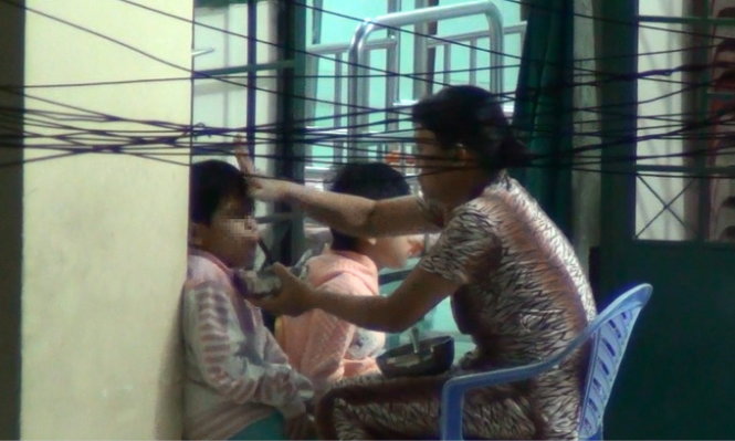 Bạo h&agrave;nh trẻ em bị HIV tại trung t&acirc;m nhận nu&ocirc;i dưỡng trẻ nhiễm HIV/AIDS