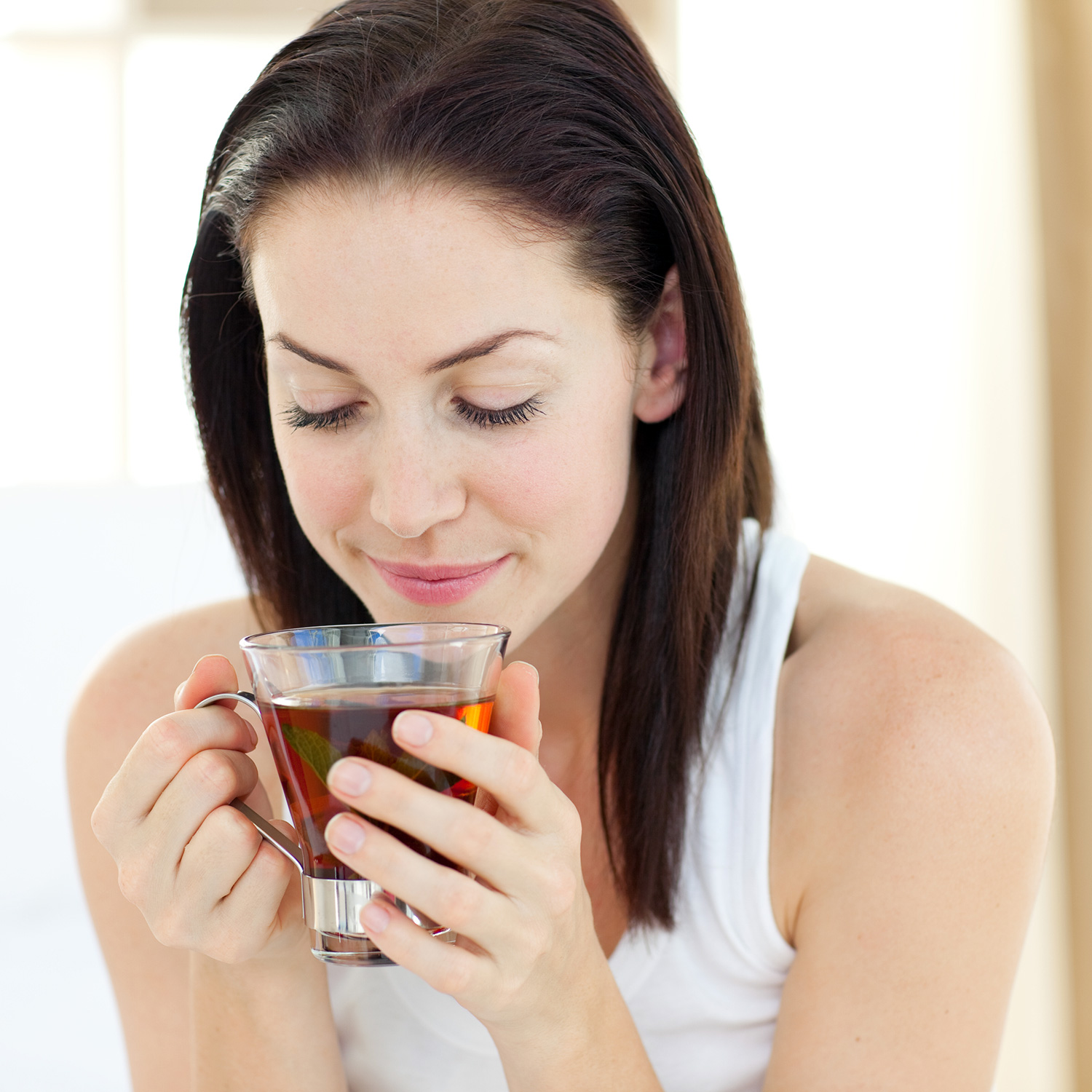 Một ly tr&agrave; gừng sẽ gi&uacute;p cảm gi&aacute;c đau đầu thuy&ecirc;n giảm nhanh ch&oacute;ng