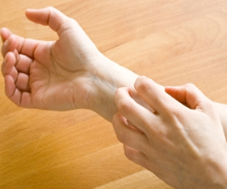 Ngứa ng&aacute;y l&agrave; triệu chứng đầu ti&ecirc;n v&agrave; phổ biến nhất khi bị dị ứng da