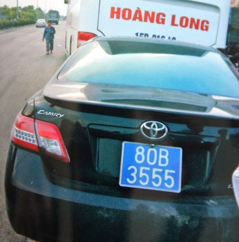 Xe biển xanh giả g&acirc;y tai nạn, đem sừng nghi ng&agrave; voi đi phi tang