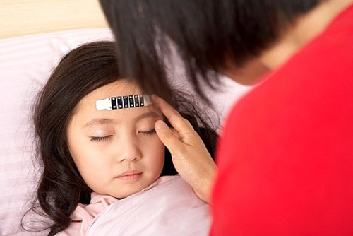 Người lớn n&ecirc;n thường xuy&ecirc;n theo d&otilde;i, chăm s&oacute;c khi trẻ bị sốt