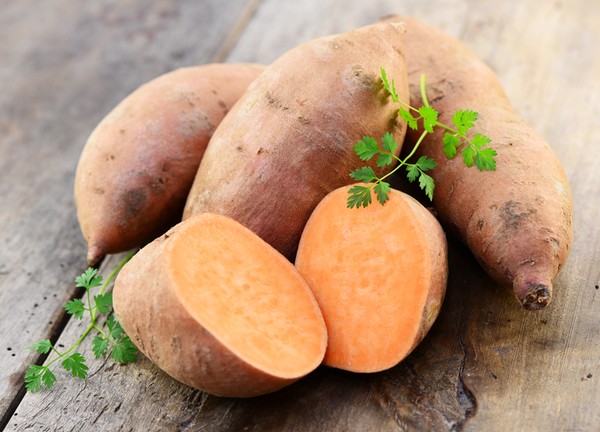 D&ugrave; l&agrave; củ, nước luộc, nước &eacute;p hay l&aacute; khoai lang đều rất th&acirc;n thiện với l&agrave;n da phụ nữ